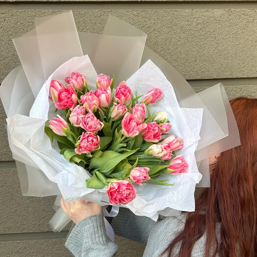 25 пионовидных тюльпанов в лаконичном букете