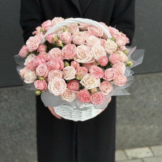 Корзина с пионовидными кустовыми розами бомбастик 15шт