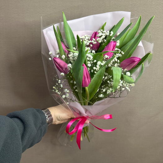 Букет с тюльпанами и гипсофилой