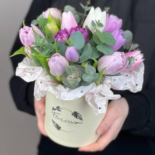 Композиция из тюльпанов с эвкалиптом