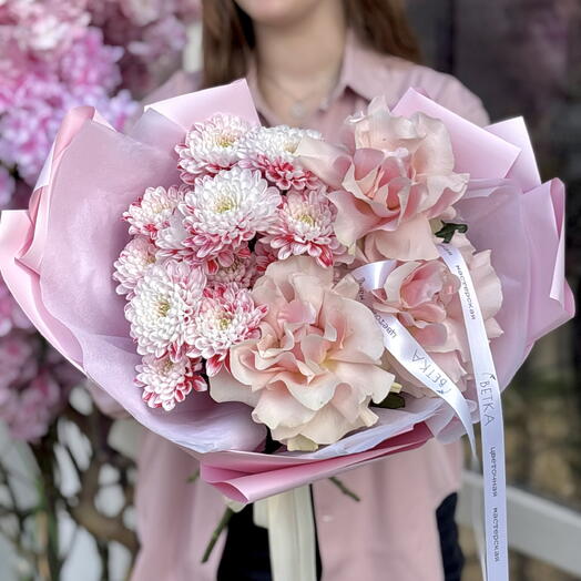 Нежный букет с розами и персиковой хризантемой 🫶🏻💕