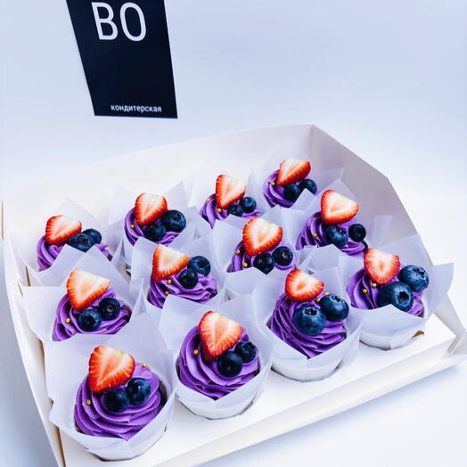 Капкейки с ягодами фиолетовые