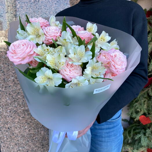 Лёгкий букет из альстромерии и кустовой розы🤍🌸