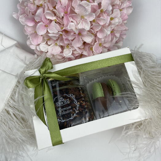 Подарочный набор Вкус весны с чаем и макарунсом