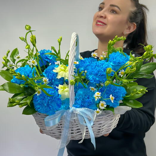 Корзина с небесно-голубыми диантусамм с ромашками, фрезиями и ранункулюсами баттерфляй🤍