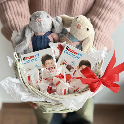 Корзинка с игрушкой и Раффаэлло