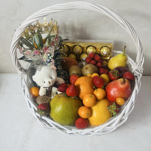 Корзина с фруктами и короной
