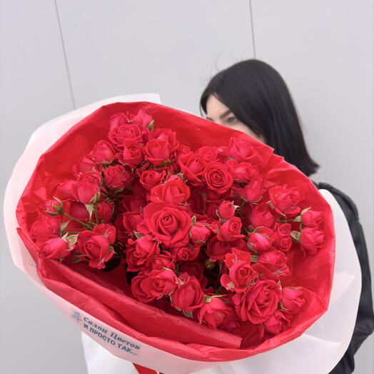 Букет алых кустовых роз♥️