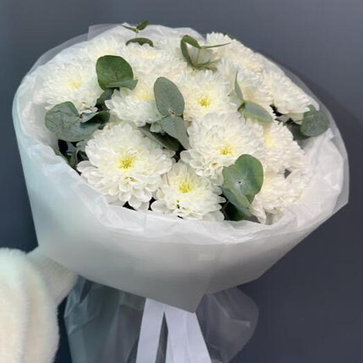 Букет из белой кустовой хризантемы с эвкалиптом
