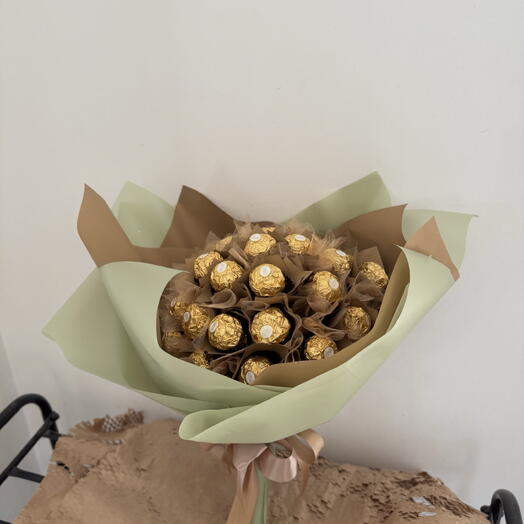 Сладкий съедобный букет с молочным шоколадом Ferrero Roche и атласными бантами