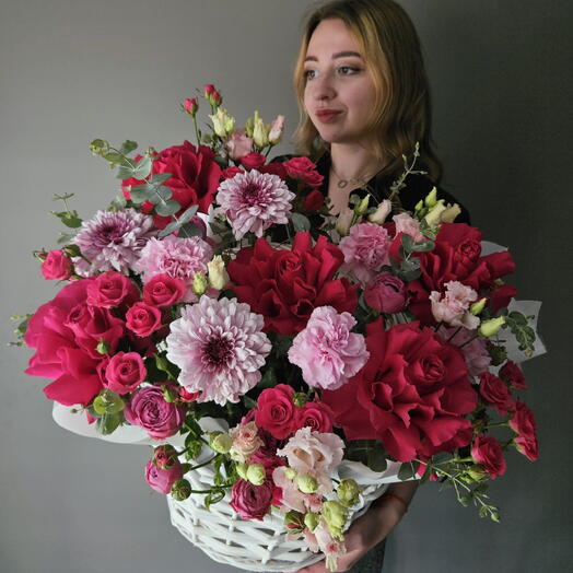 Корзина с цветами "В объятиях любви"