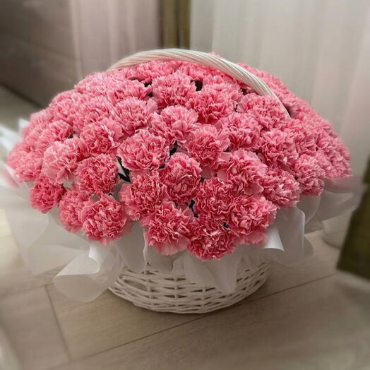Корзина из 101 гвоздики