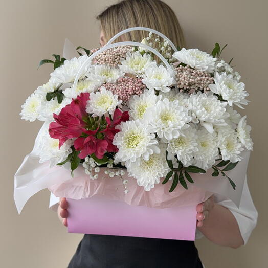Композиция в сумочке Хризантема Алтай, альстромерия и озотамнус 🌸