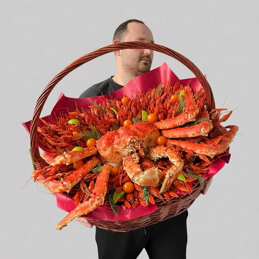 Корзина с камчатским крабом и раками
