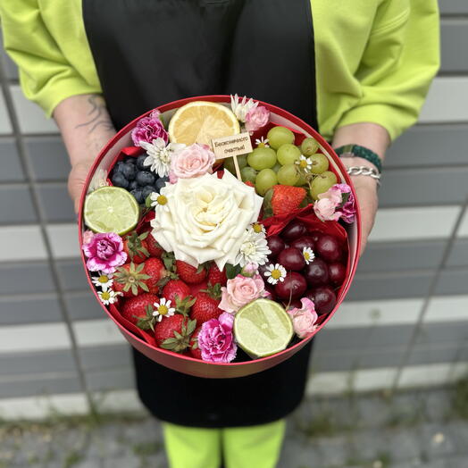 Круглая коробка с фруктами и цветами