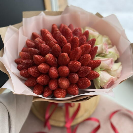 Клубника с розами