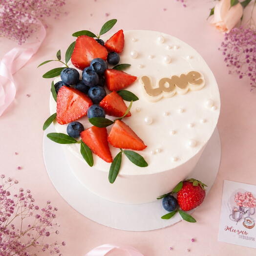 Торт  1кг с клубникой Love