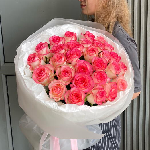 Розовые розы в круглой упаковке (29 штук)