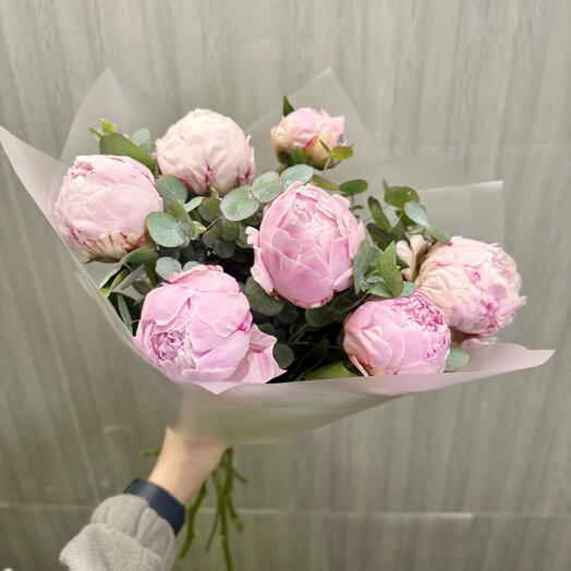 Букет из 7 розовых пионов