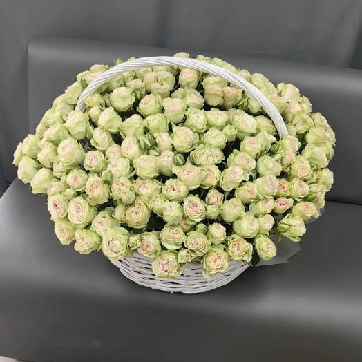 Корзина гигант с кустовыми розами