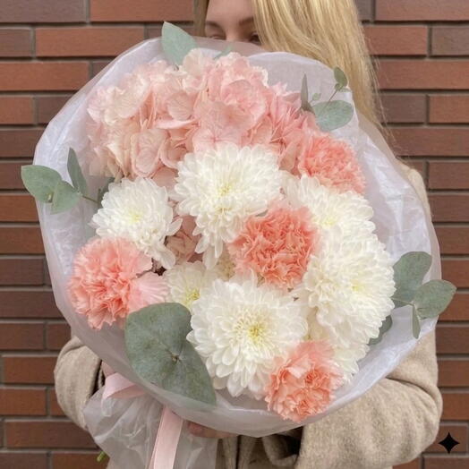 Нежный букет из гортензии, хризантемы и диантусов🌸
