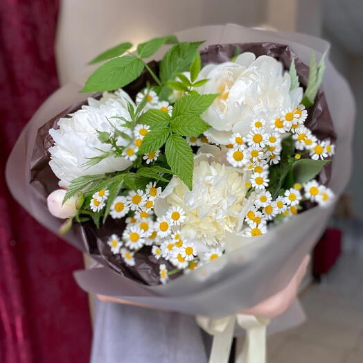 Букет с пионами, ромашками и малиной