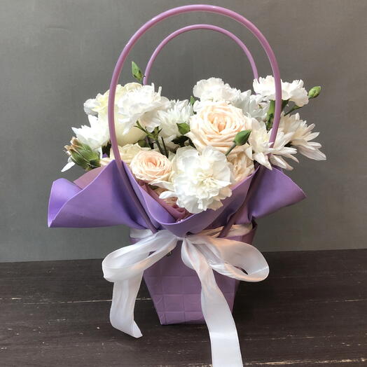 Цветы в коробке из хризантемы и кустовой розы🌸