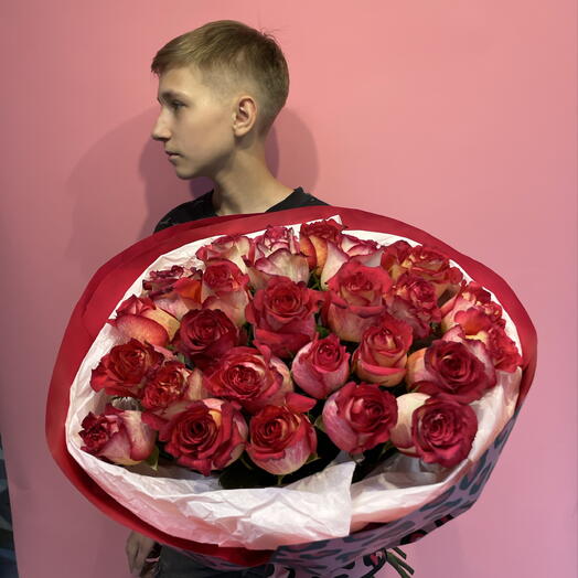 Букет из 25 ярких роз