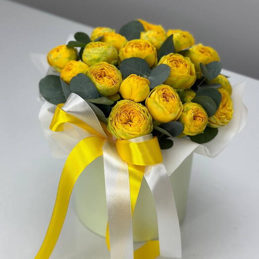 Коробочка с пионовидной розой и эвкалиптом