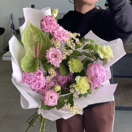 Букет с пионами, антуриумом, диантусами, ромашками и эустомой