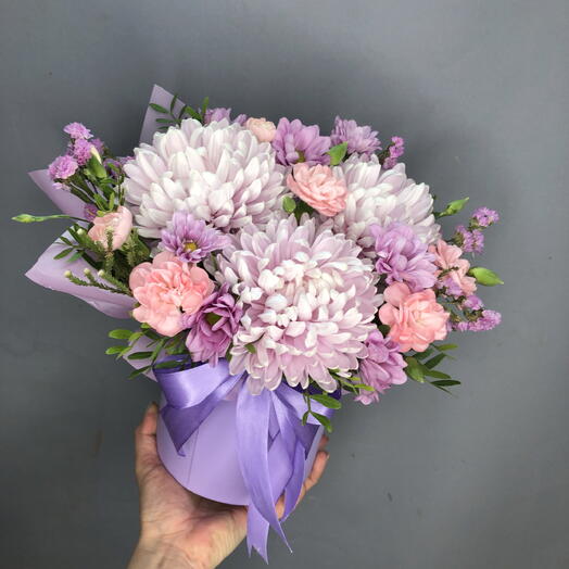 Композиция в шляпной коробке с хризантемами и диантусами🌸🌺🩷