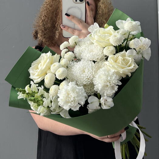 Нежный букет (белые розы, кустовая хризантема, диантусы, альстромерия)