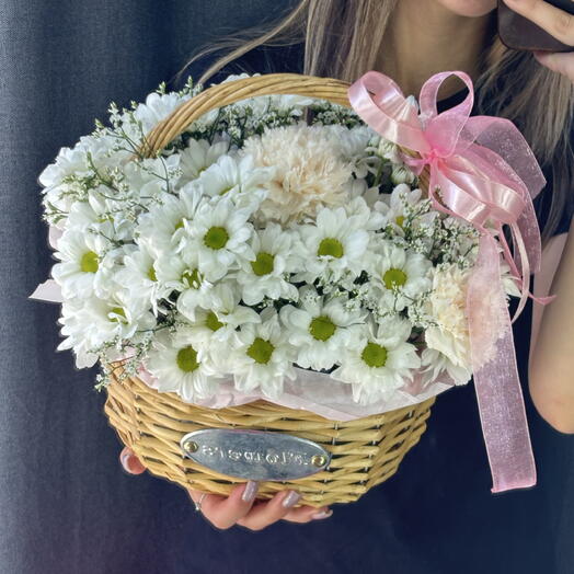 Свежая корзина с ромашками и нежными диантусами 🍀