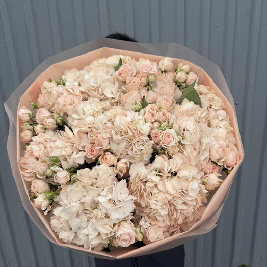 Букет кустовой розы и гортензий