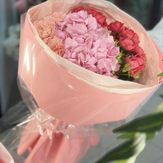Букет с кустовыми розами и гортензией🌸