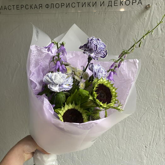 Букет с зелеными подсолнухами и космическими диантусами