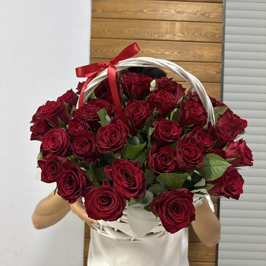 корзина с красными розами