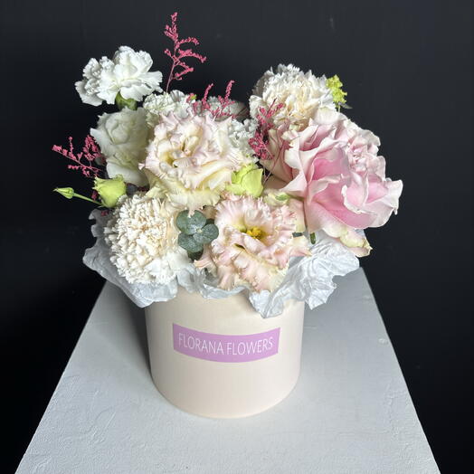 Цветы в коробке французская розовая Роза  и эустома/лизиантус