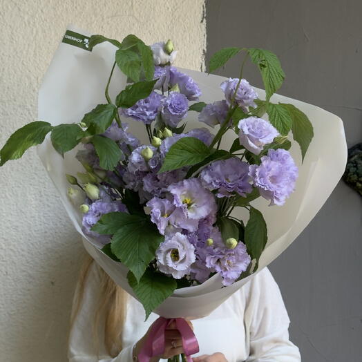 Mono bouquet with 7 Eustomas and Raspberry leaves
