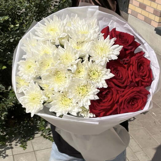 Букет из красной розы и хризантемы