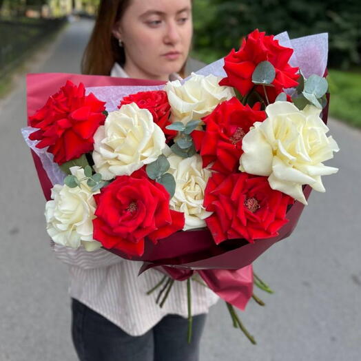 Букет из белых и красных французских роз