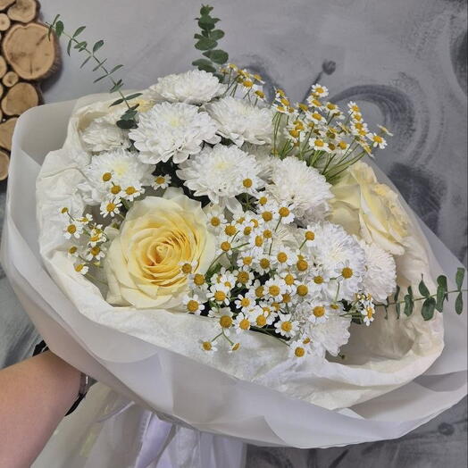Букет с мелкой ромашкой розами и хризантемой