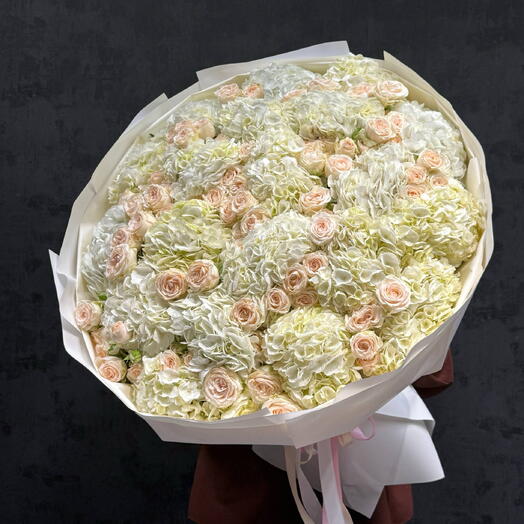 Гортензия белая с кустовой розой