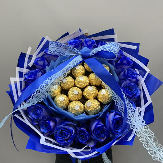Букет синих роз и Ferrero Rocher
