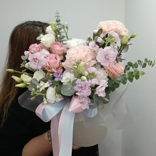 Композиция в шляпной коробочке маттиола, роза пионовидная кустовая, гринтрик, диантус, эвкалипт
