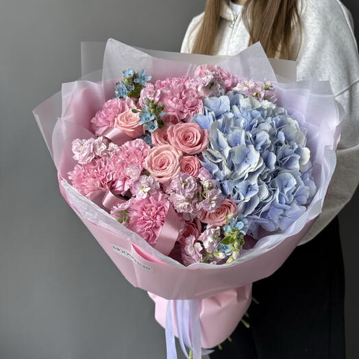 Букет «Lovely🩷» с гортензией, кустовыми розами, маттиолой и диантусами
