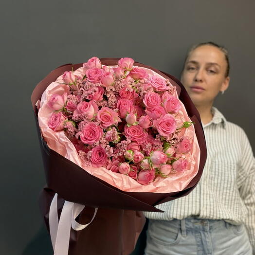Букет кустовых роз в шоколадном оформлении 🌸