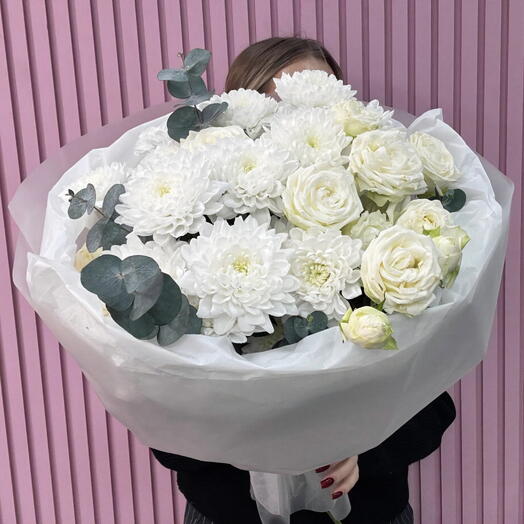 Букет из белых кустовых роз и хризантем