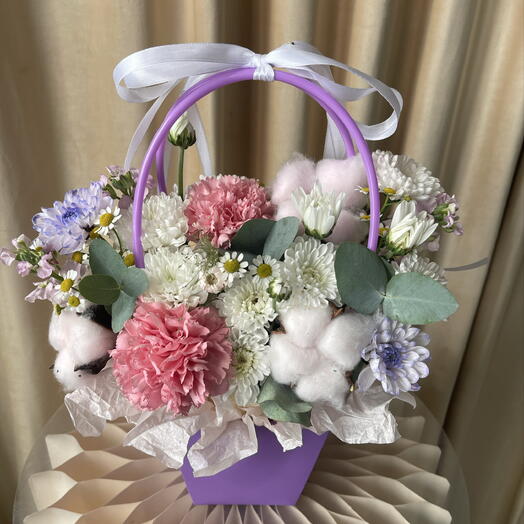 Композиция с хризантемой, диантусами и матиолой в сиреневой сумочке 💐