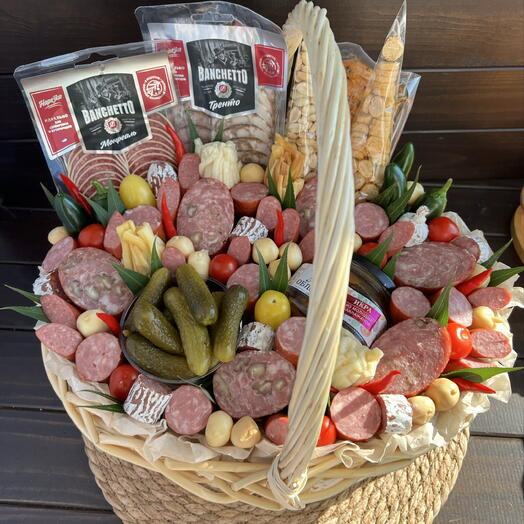 Корзина с закусками , сырами, колбасами , огурчиками на день рождения, юбилей или свадьбу